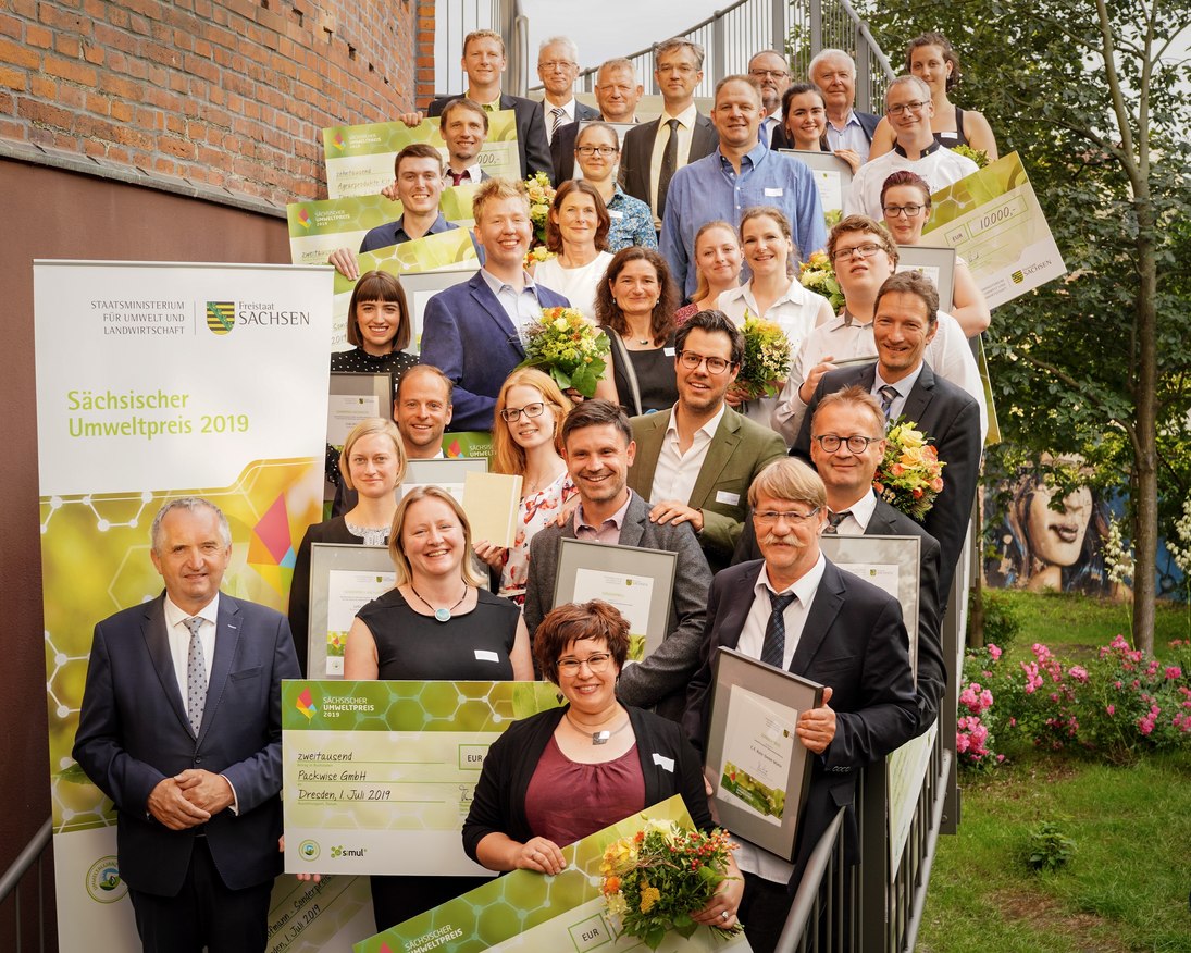 Gruppenbild aller Preisträger mit Staatsminister Thomas Schmidt auf Treppe am Alten Gasometer Zwickau