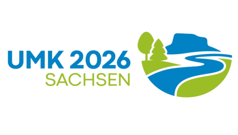 Logo zur Umweltministerkonferenz: Schriftzug » UMK 2026 Sachsen« mit Illustration vom Lilienstein, der Elbe und Bäumen