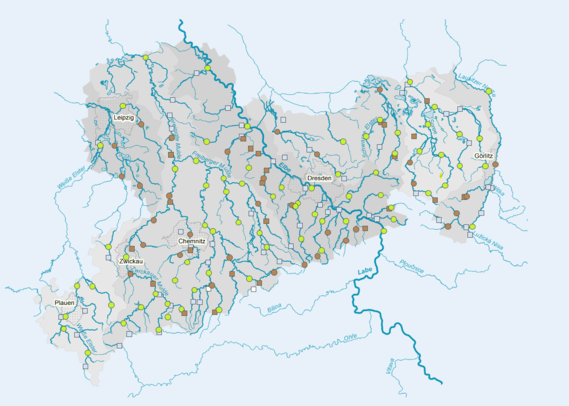 Karte von Sachsen mit Fließgewässern, darauf sind die Messpunkte für Wasserpegel markiert