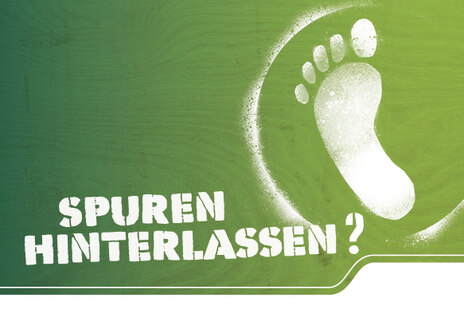 Karte mit Fußabdruck und Titel Spuren hinterlassen?